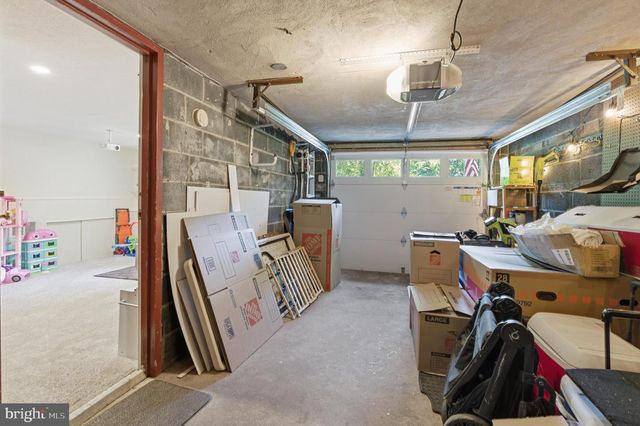 582 FOREST RD, Wayne, PA 19087
