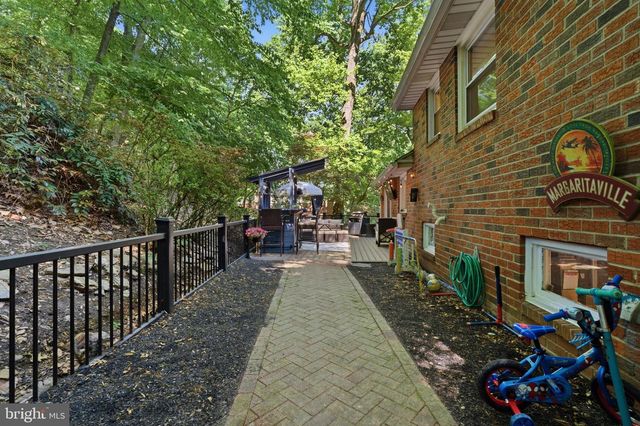 582 FOREST RD, Wayne, PA 19087