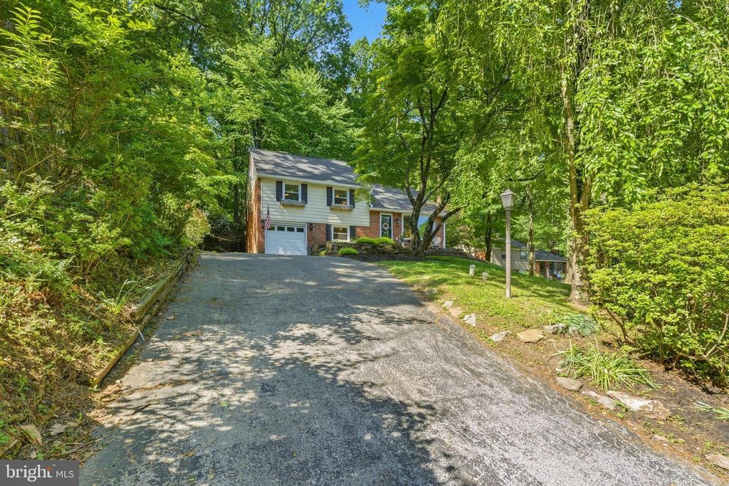 582 FOREST RD, Wayne, PA 19087
