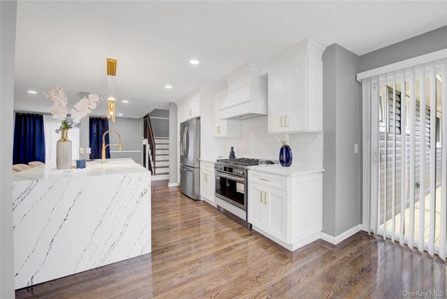 9 Sea Wall Lane, Bayville, NY 11709