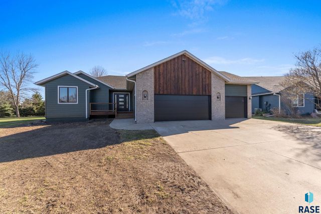 813 E Heatherwood Dr Drive, Brandon, SD 57005