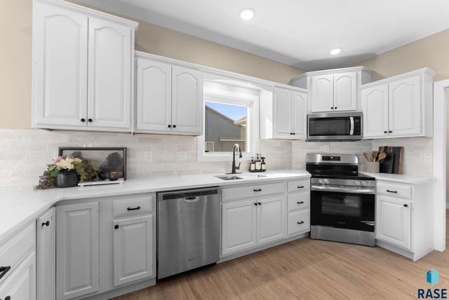 813 E Heatherwood Dr Drive, Brandon, SD 57005