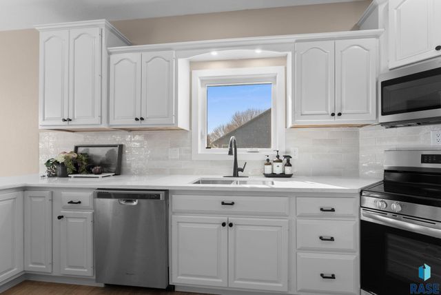 813 E Heatherwood Dr Drive, Brandon, SD 57005