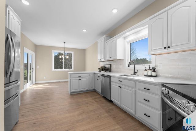 813 E Heatherwood Dr Drive, Brandon, SD 57005