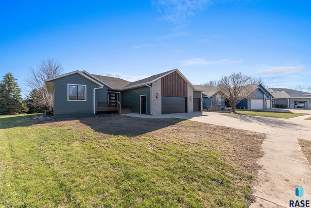 813 E Heatherwood Dr Drive, Brandon, SD 57005