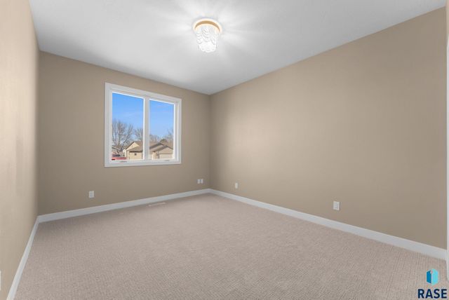 813 E Heatherwood Dr Drive, Brandon, SD 57005