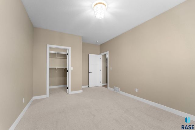 813 E Heatherwood Dr Drive, Brandon, SD 57005