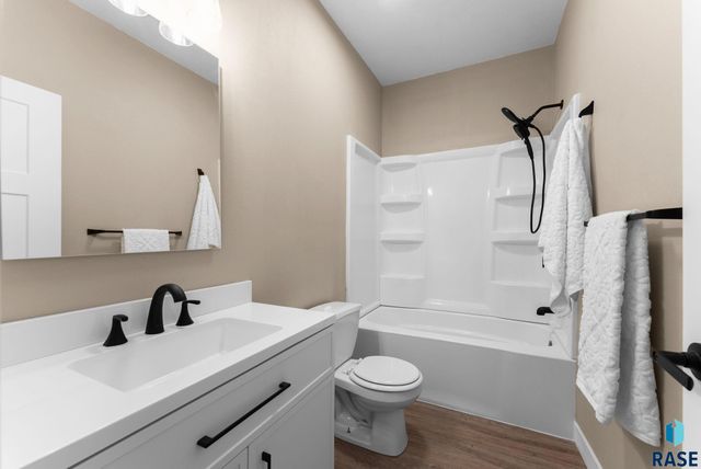813 E Heatherwood Dr Drive, Brandon, SD 57005