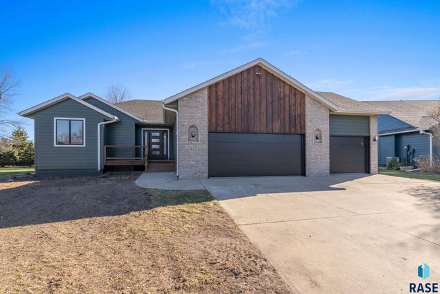 813 E Heatherwood Dr Drive, Brandon, SD 57005