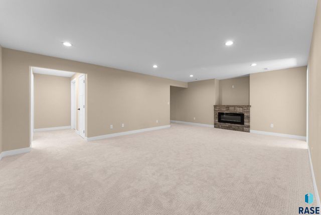 813 E Heatherwood Dr Drive, Brandon, SD 57005