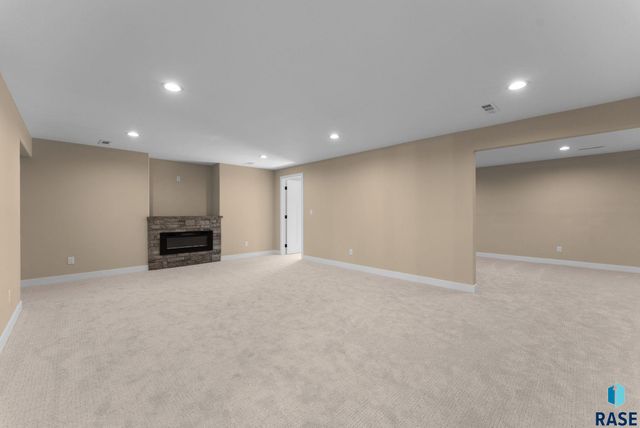 813 E Heatherwood Dr Drive, Brandon, SD 57005