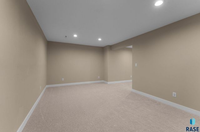 813 E Heatherwood Dr Drive, Brandon, SD 57005