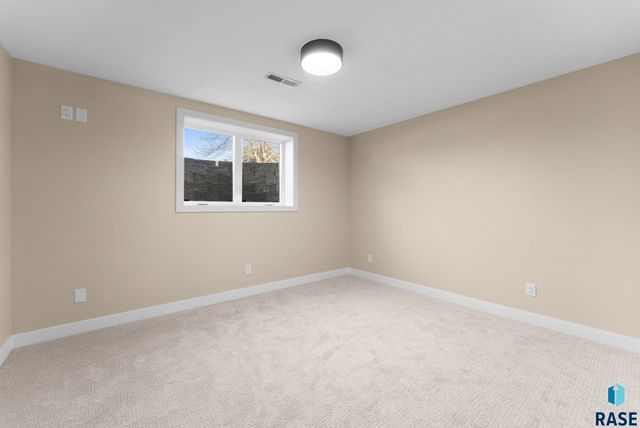 813 E Heatherwood Dr Drive, Brandon, SD 57005