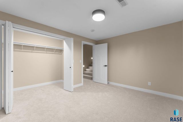 813 E Heatherwood Dr Drive, Brandon, SD 57005