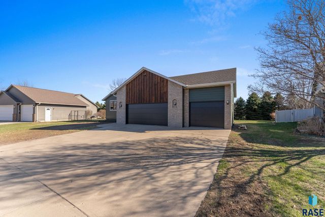 813 E Heatherwood Dr Drive, Brandon, SD 57005