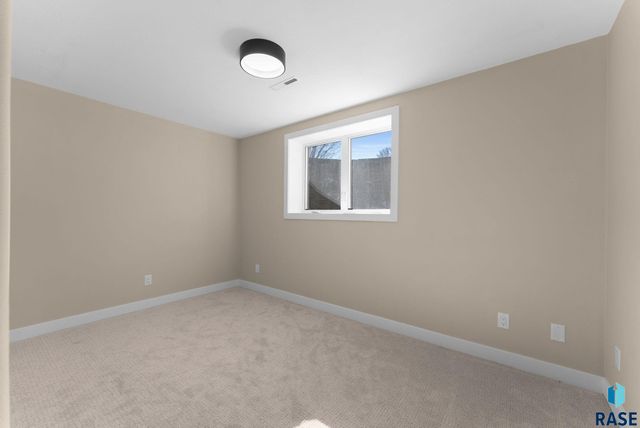 813 E Heatherwood Dr Drive, Brandon, SD 57005
