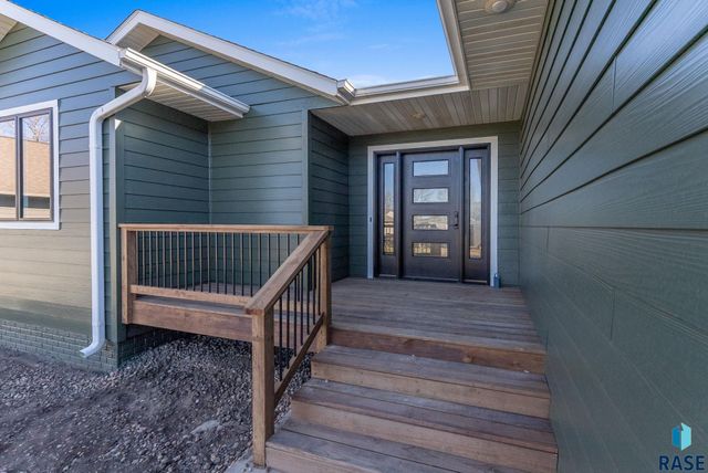 813 E Heatherwood Dr Drive, Brandon, SD 57005