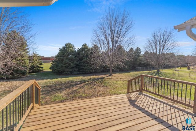 813 E Heatherwood Dr Drive, Brandon, SD 57005