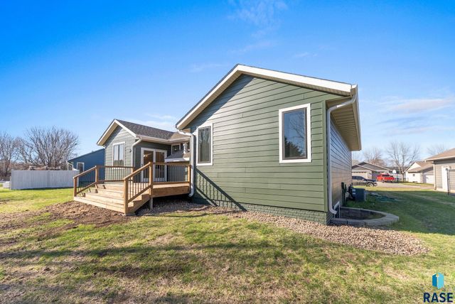 813 E Heatherwood Dr Drive, Brandon, SD 57005