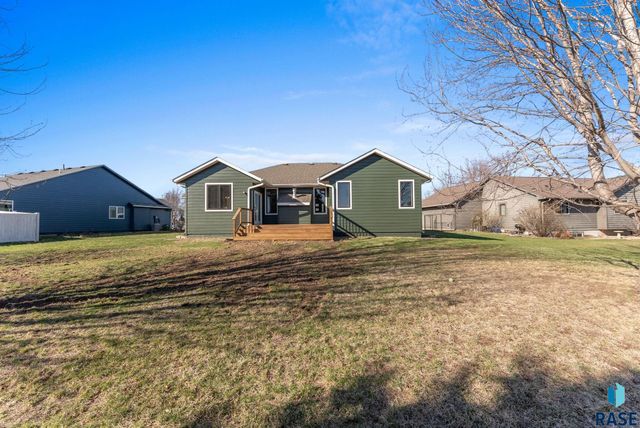 813 E Heatherwood Dr Drive, Brandon, SD 57005