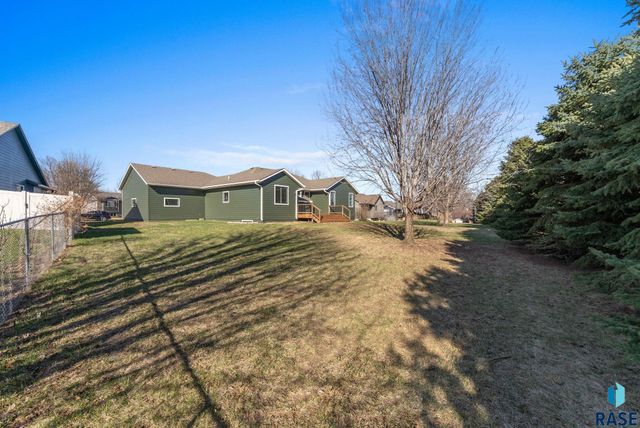 813 E Heatherwood Dr Drive, Brandon, SD 57005