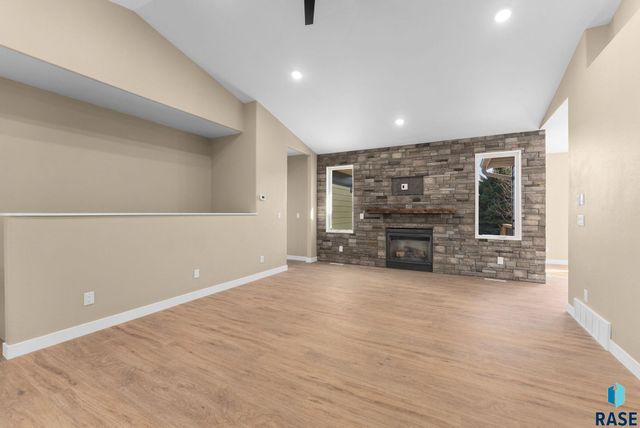 813 E Heatherwood Dr Drive, Brandon, SD 57005