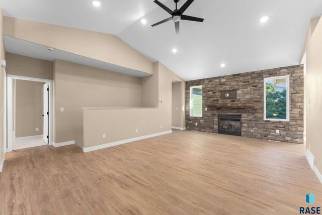 813 E Heatherwood Dr Drive, Brandon, SD 57005