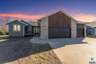 813 E Heatherwood Dr Drive, Brandon, SD 57005