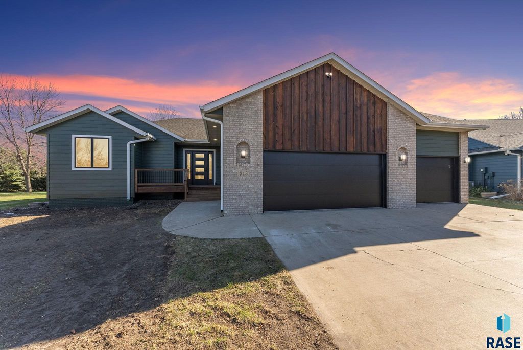 813 E Heatherwood Dr Drive, Brandon, SD 57005