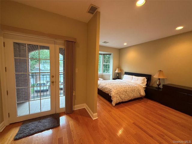 40 Portico Place, Great Neck, NY 11021
