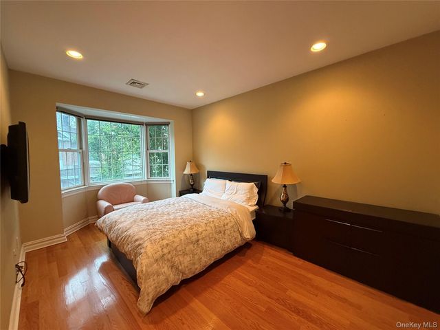 40 Portico Place, Great Neck, NY 11021