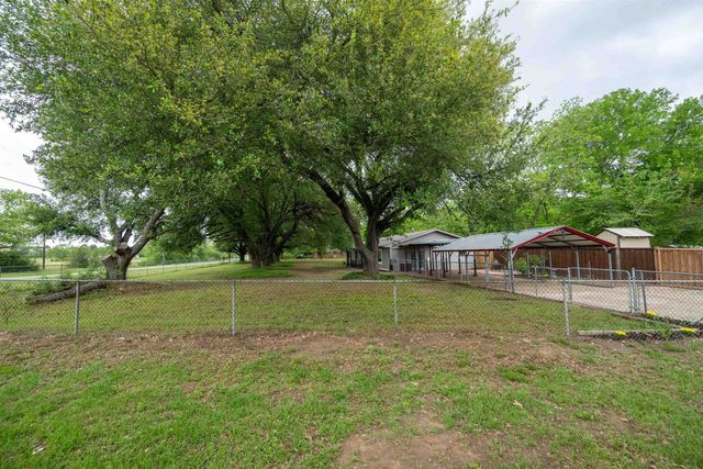 101 Bobolink Ln., Longview, TX 75603