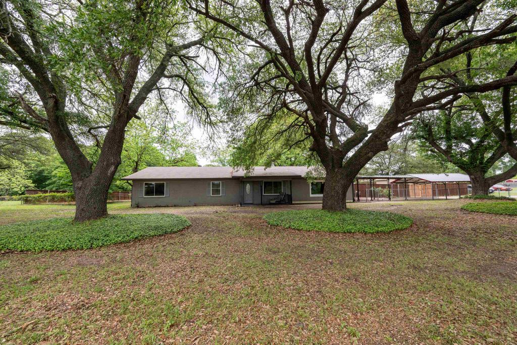 101 Bobolink Ln., Longview, TX 75603