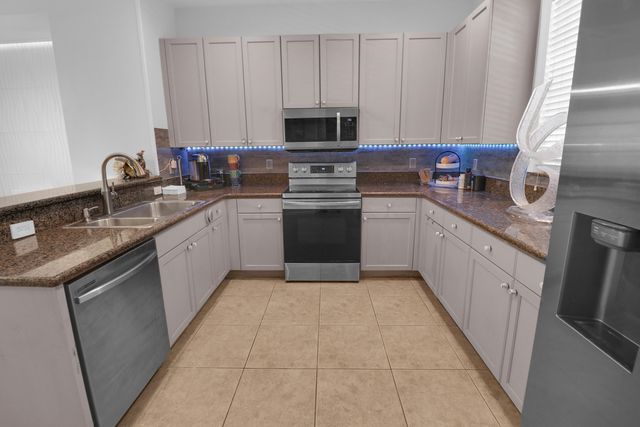 1033 NE 17th Way 1204, Fort Lauderdale, FL 33304