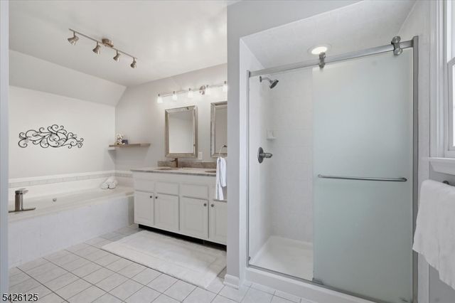 100 Distillery Rd, Readington Twp., NJ 08889