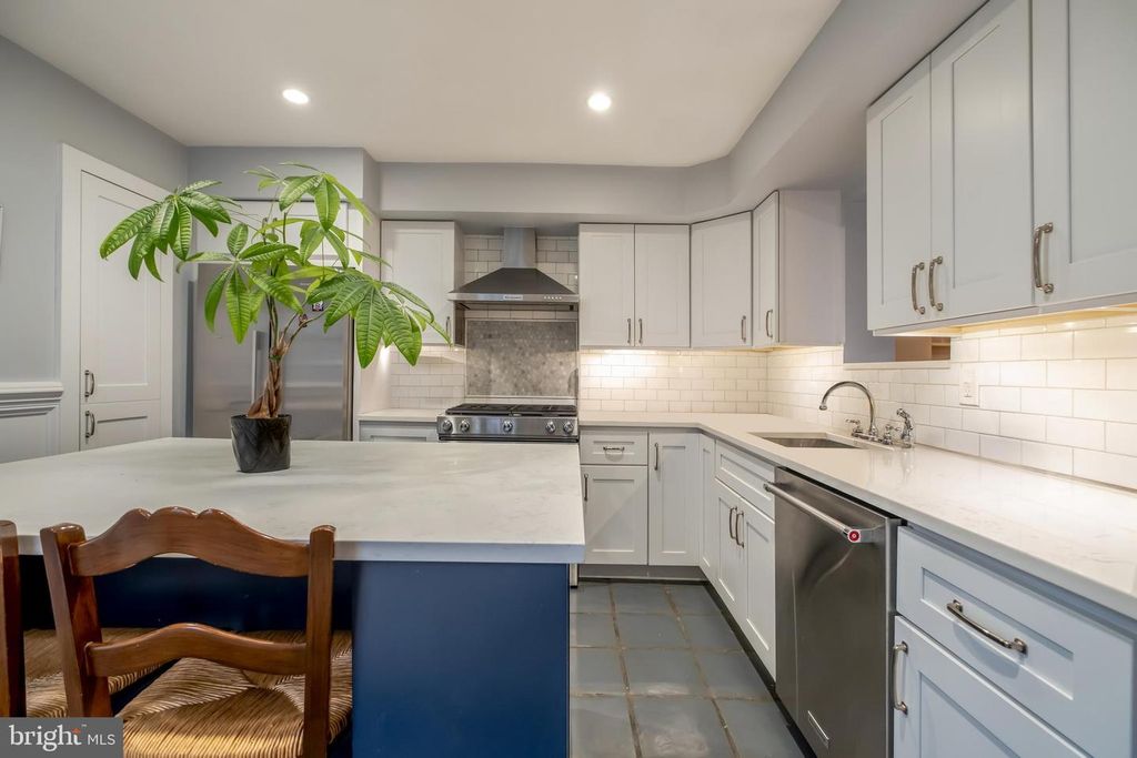 908 S FRONT ST, Philadelphia, PA 19147