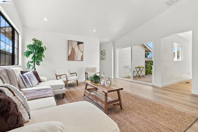 1057 Topsail Drive, Vallejo, CA 94591