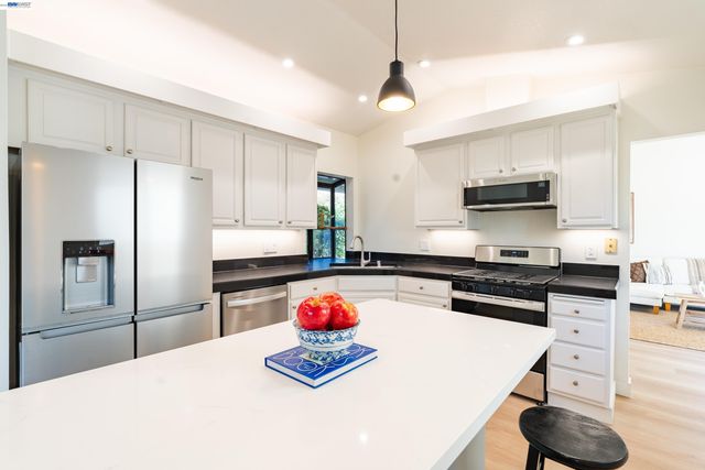 1057 Topsail Drive, Vallejo, CA 94591