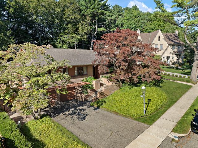 375 Woodlawn Avenue, Grand Haven City, MI 49417