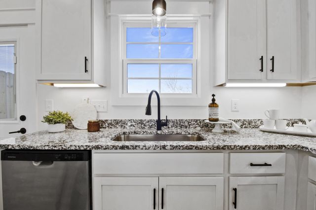 41 W High St Apt D7, Clarksville, TN 37040