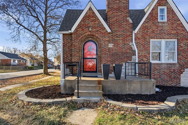 8925 Eden Avenue, St Louis, MO 63123