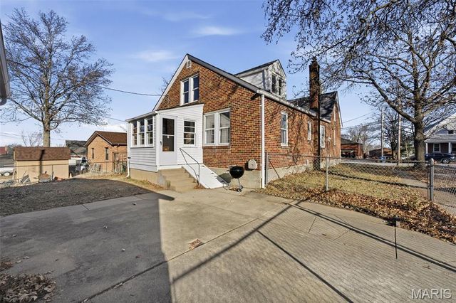 8925 Eden Avenue, St Louis, MO 63123