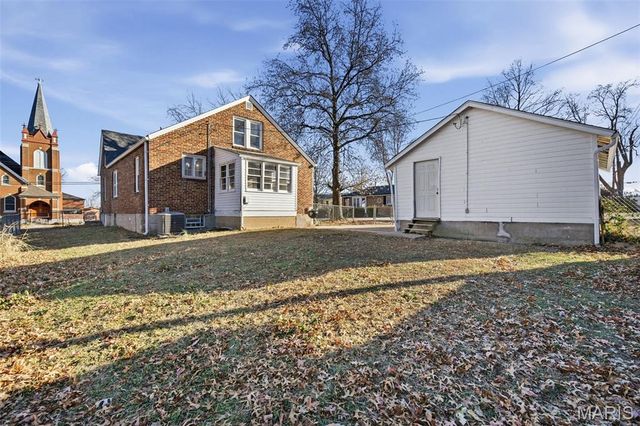 8925 Eden Avenue, St Louis, MO 63123