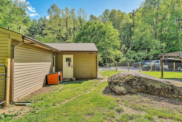 6029 Twelve Oclock Knob RD, Roanoke, VA 24018