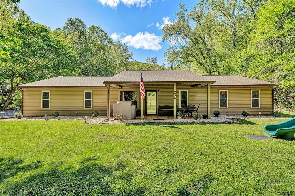 6029 Twelve Oclock Knob RD, Roanoke, VA 24018