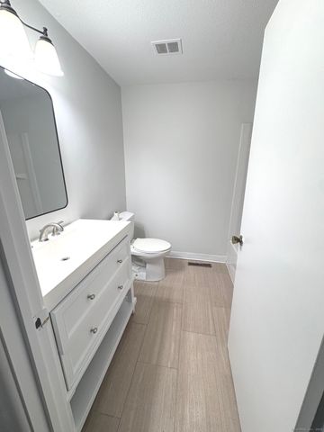 9 Patricia Road E, Bridgeport, CT 06606