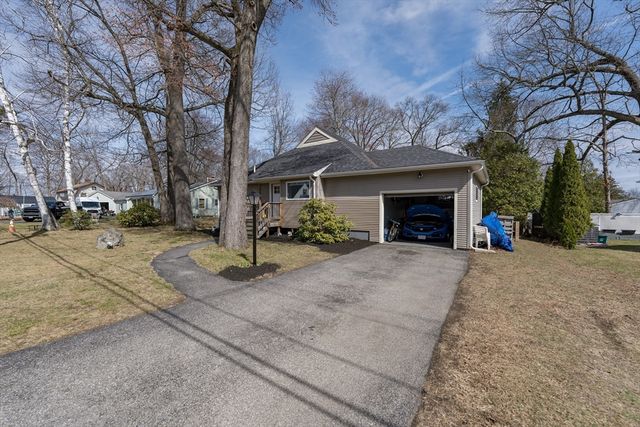 38 Hapgood Rd, Worcester, MA 01605