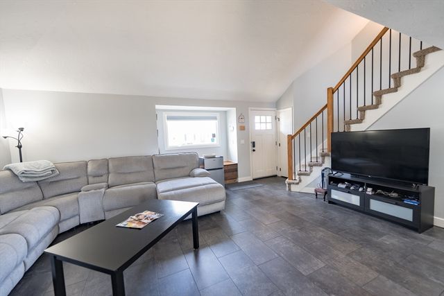 38 Hapgood Rd, Worcester, MA 01605