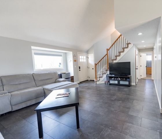 38 Hapgood Rd, Worcester, MA 01605