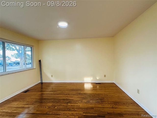 7532 Superior, Center Line, MI 48015